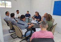  VEREADORES E PREFEITO SE REÚNEM COM CONTROLADOR INTERNO DO MUNICÍPIO E REPRESENTANTE DA ASSOCIAÇÃO ABACS PARA DISCUTIR TERCEIRIZAÇÃO NA SAÚDE